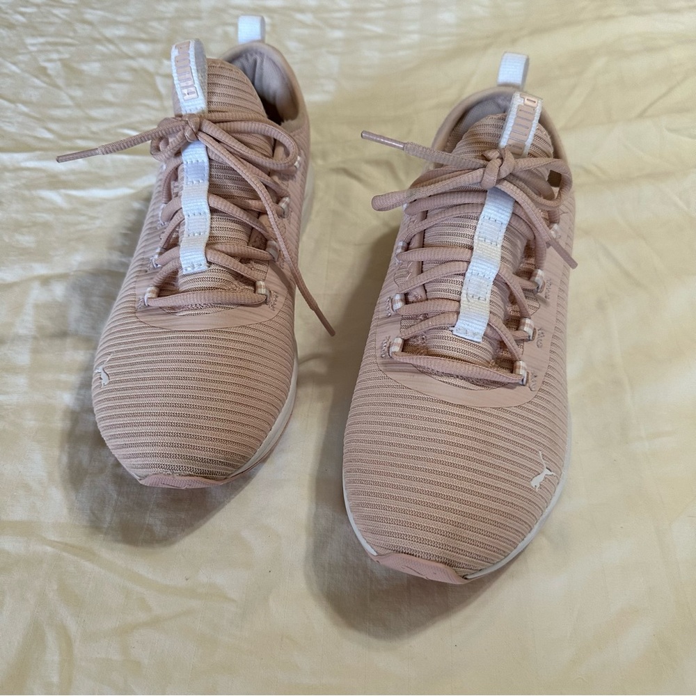 PUMA SOFTRIDE OPTIMAL
COMFORT FOAM WOMENS SNEAKER Color Light Pink, Size 6.5.